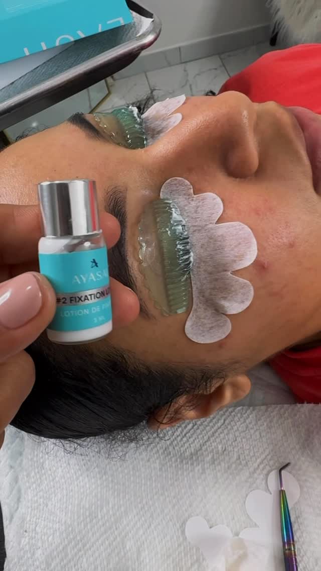 ✨ Lashes Laminado: Realza tu Mirada de Forma Natural ✨
El laminado de pestañas es un tratamiento diseñado para elevar, alinear y nutrir tus pestañas naturales desde la raíz, creando un efecto de curvatura, definición y volumen sin necesidad de extensiones ni maquillaje.
💖 Beneficios:
• Eleva las pestañas desde la raíz, abriendo la mirada.
• Aporta brillo y suavidad con ingredientes nutritivos.
• Mejora la dirección natural de las pestañas (ideal para pestañas rectas o rebeldes).
• Resultado natural y duradero (hasta 6-8 semanas).
• Sin daño si se realiza con la técnica y productos adecuados.
🧴 ¿Qué incluye el tratamiento?
1. Limpieza profunda de la zona ocular.
2. Aplicación de productos para moldear la forma natural de las pestañas.
3. Fijación y nutrición con queratina, colágeno o vitaminas.
4. En algunos casos, se puede aplicar tinte para intensificar el color.
⚠️ Recomendaciones:
• No mojar las pestañas durante las primeras 24-48 horas.
• Evitar maquillaje oleoso y rímel a prueba de agua durante los primeros días.
• Realizar el tratamiento cada 6-8 semanas para mantener la salud del vello.
#cejasypestañas #perfectbrowsbylucy #cejasperfectas #aprendeconlucy #ombrebrows #ombrebrowshading #browslaminado #ombrebrows #browslaminado #henna