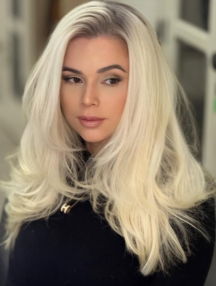 Loiro de impacto, com naturalidade e sofisticação!
Um global iluminado, com fundo natural preservado, que entrega brilho, leveza e movimento.
Assinatura de cor para quem ama um loiro elegante, atemporal e cheio de presença!
#LoiroDosSonhos #LoiroGlobal #HairByWanderLima #LoiroNatural #BelezaComIdentidade #CabelosIluminados #TransformaçãoCapilar #LoiroPerfeito #LoiroChique #WanderLimaProfissional