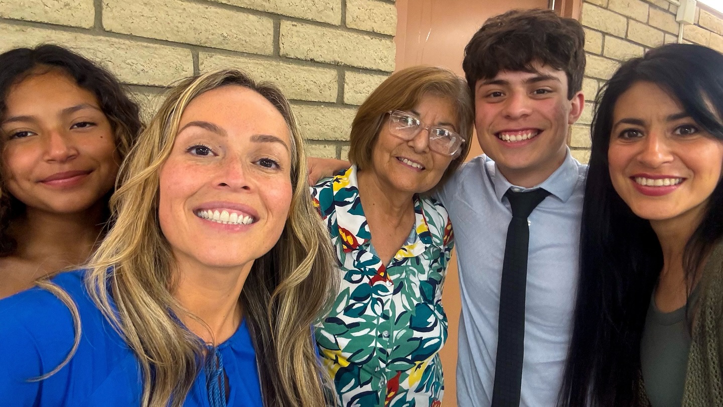Pasamos una tarde profundamente bendecida con @sammy_arr8 su mamá @myrnavaro y su abuela.
En cada palabra, en cada testimonio, vimos cómo Dios ha guiado su camino con amor y propósito.
Mi niño bello, que el Señor siga dirigiendo cada paso de tu vida.
Gracias por una tarde que nos recordó que cuando Dios escribe la historia, siempre hay esperanza 🙏❤️
.
.
.
.
.
.
.
.
#valeriaestradamusic #tardebendecida #blessedafternoon #diosguidesuvida #godleadsourway #testimoniosvivos #livingtestimonies #familiaquebendice #faithfulfamily #esperanzaencristo #hopeinjesus #caminandoconfe #walkbyfaith #graciasdios #thankyoulord #propósitoeterno #eternalpurpose #diosesfiel #godisfaithful #luzentrecamino #lightonmypath #avanzandoporfe