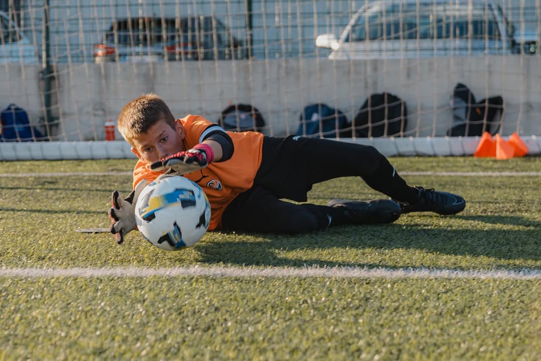 Dječji smijeh, sportski duh i radost kampa! 🟠⚽️
📸 Najljepši trenuci stvaraju se kada se spoje igra, trening i prijateljstvo.
#ds33 #footballcamp #darijosrna #metkovic