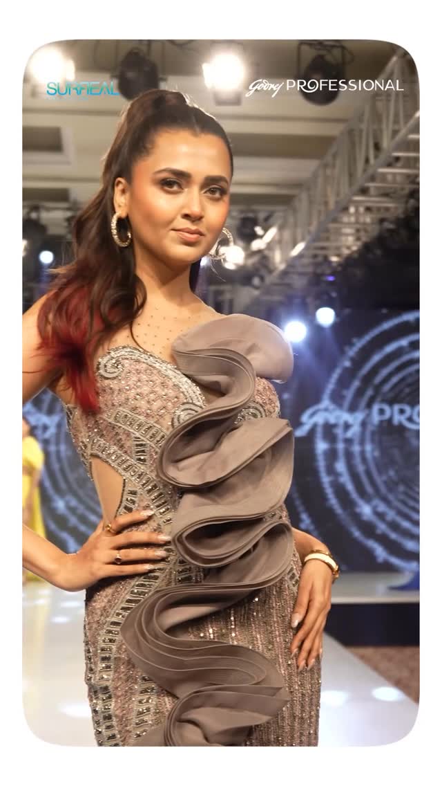 Tejasswi Prakash owned the stage in Delhi with the vibrant Roselet Bliss look from Godrej Professional.
With shades inspired by the colourful Serranía de Hornocal, this Surreal look was iconic!
#GodrejProfessional #SurrealCollection #RoseletBliss #Delhi #TejasswiPrakash