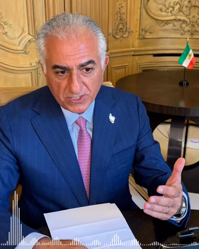 .
مهدی عبایی و علیرضا کرباسی، دو جوان طبیعتگرد اهل همدان، چند شب پیش، بیگناه، به دست اوباش بسیجیِ رژیم به قتل رسیدند. این دو جوان، نه نخستین قربانیان این رژیمند و نه آخرینشان خواهند بود. تا زمانی که این رژیم پابرجاست، قتل جوانان و مردم بیگناه ادامه خواهد داشت.
دیروز در مراسم خاکسپاری آنها، مردمِ خشمگین همدان با صدای بلند فریاد زدند: «دشمن ما همینجاست، دروغ میگن آمریکاست» و «ایرانی میمیرد، ذلت نمیپذیرد». این شعارها که بهویژه از دیماه ۹۶ به طور متداوم در گوشهوکنار ایران سر داده شده، واقعیتی است که امروز باید بلندتر و گستردهتر از همیشه تکرار شود.
خشم مردم همدان از قتل این دو جوان، خشمی است ملی و باید در سراسر ایران فریاد زده شود. تا کی و کجا اکثریت ملت باید به دست اقلیتی فاسد، متوهم، و جنایتکار تحقیر شود؟! ضمن همدردی با خانوادهها و دوستان مهدی و علیرضا، به همه شما هممیهنانم میگویم که امروز دیگر، نشستن و سکوت جایز نیست. زمان برخاستن و اعتراض است. زمان فریاد خشم است.