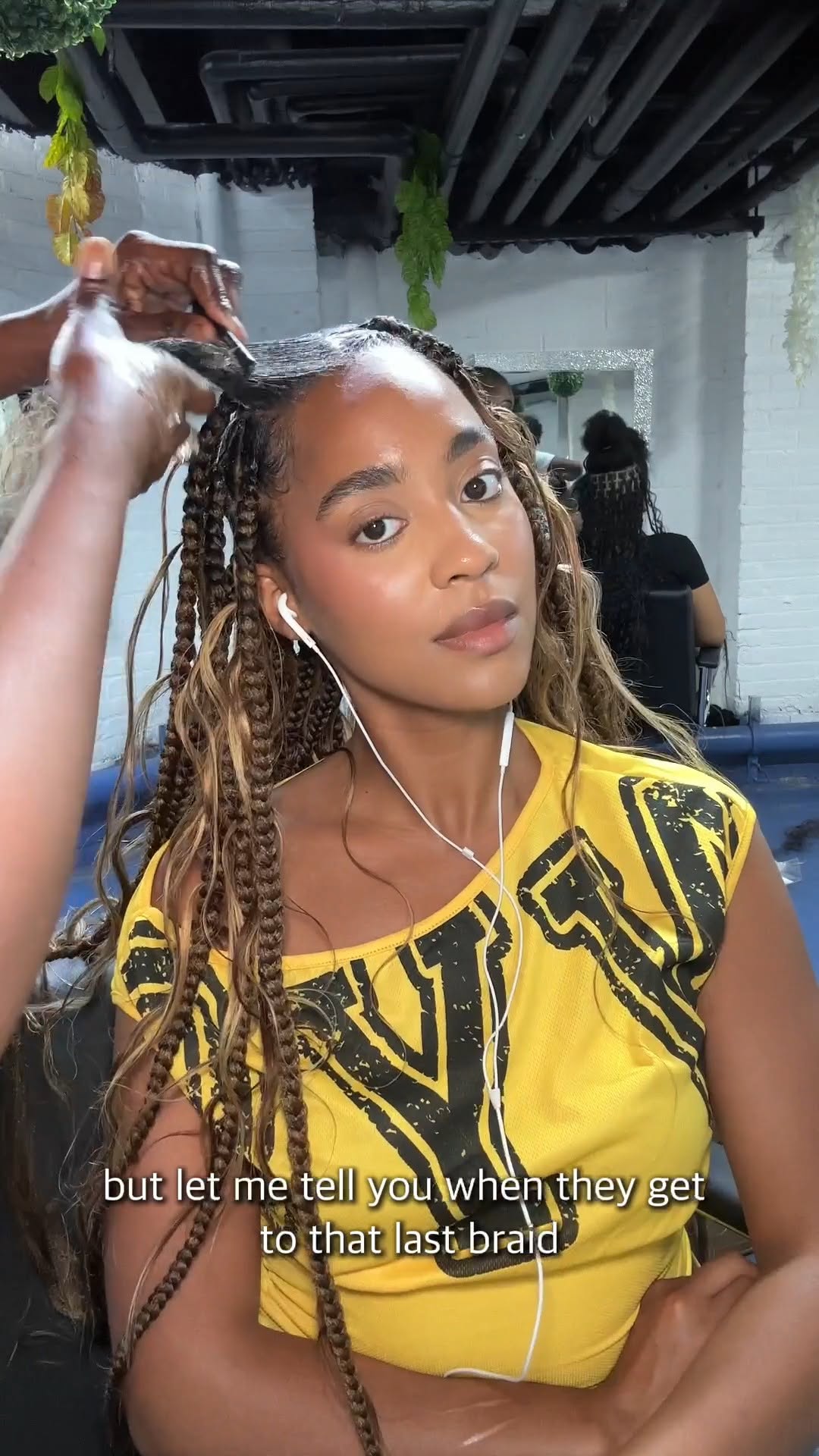 Nothing says summertime like fresh braids and good vibes. ☀️✨ Watch this transformation of @baechrvssy going from blown out to braided down! Clock it!🤏🏿💫✨
Products used:
☀️Maximum Hold Braiding Gel
☀️Extreme Hold Edge Fixer Mango
☀️Foam Mousse
☀️Scalp Fixer
#kisscolorsandcare #braiding #braids #braidingsalon #harlembraiders #bohobraids #goddessbraids