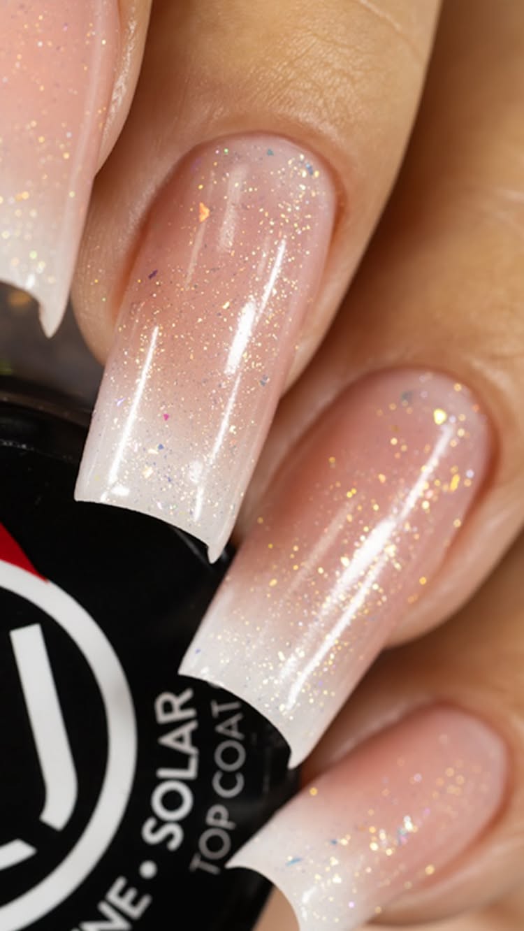 Babyboomer na cápsula F1 com Strong Nude Rose e borda camuflada para um esfumado suave e elegante. Finalizado com o Top Coat Mirror Shine Solar, que carrega consigo todo o brilho do sol. ✨🌞
#nails21 #vinteunicas #nailsofinstagram #nailpro #nailsart #nailsdesign #nailsdone #viralnails #nailsoftheday #nailstyle #nails #nailtech #notd