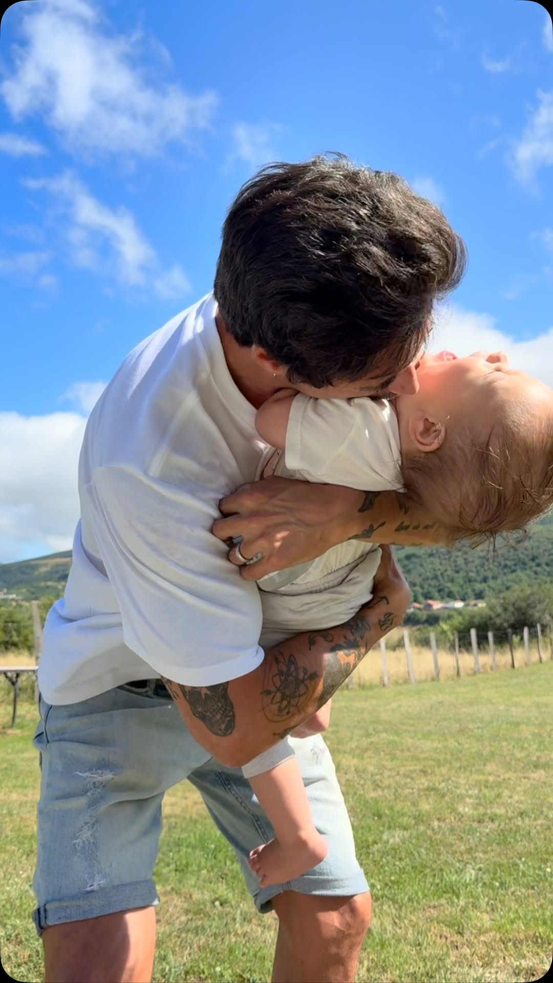 No había visto antes.. tal nivel de papitis 😍
Supe que así sería desde la panza, no solo porque lo sentía, también Milo solamente se movía con Mati, con nadie más 🥰
@matlechat nos haces muy feliz a todos, eres mi máximo 🤤♥️♥️ TE AMO🥹🥰