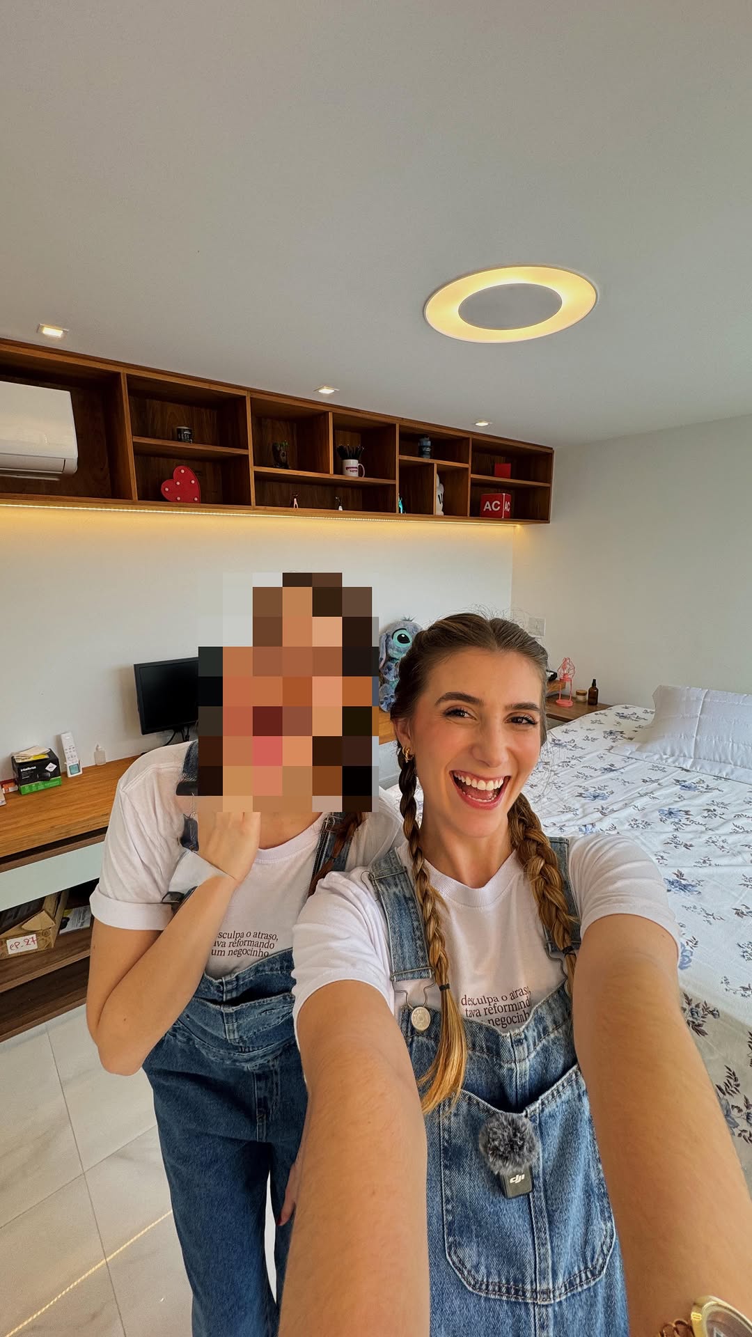 AIAIAIUIUIUI, to empolgadaaaaaaaa
Acompanhem a partir de agora o segundo episódio da 4ª temporada de JHENNY À OBRA - CONVIDADOS ✅
Oficialmente sugiro não falarem mal do sapato dela em nenhum episódio my friends, porque a convidada é ninguém mais ninguém menos que ela: @anaclaraac 👢
O desafio em questão é transformar o escritório/quarto de visitas dela em 6 dias de reforma!
E claaaro que pra dar mais emoção, já tivemos imprevistos por aqui: o caminhão com todas as coisas da reforma só chegou um dia depois do planejado… mas não nos deixamos abalar (ok, só um pouco).
E minha convidada já mostrou pro que veio colocando a mão na massa comigo desde o primeiro dia, gosto assim 😎
Me contem aqui nos comentários se estão gostando de acompanhar tudo isso? E fiquem tranquilos, esse é só o primeiro de alguuuuns dias de reforma que temos pela frente! Torçam por nós!
Um beijo meu e da Ana Clara, voltamos já! (Mais precisamente, sábado ao meio dia) 🧡
#jhennyaobra #reforma #quartodevisitas #obra #artista #programa
