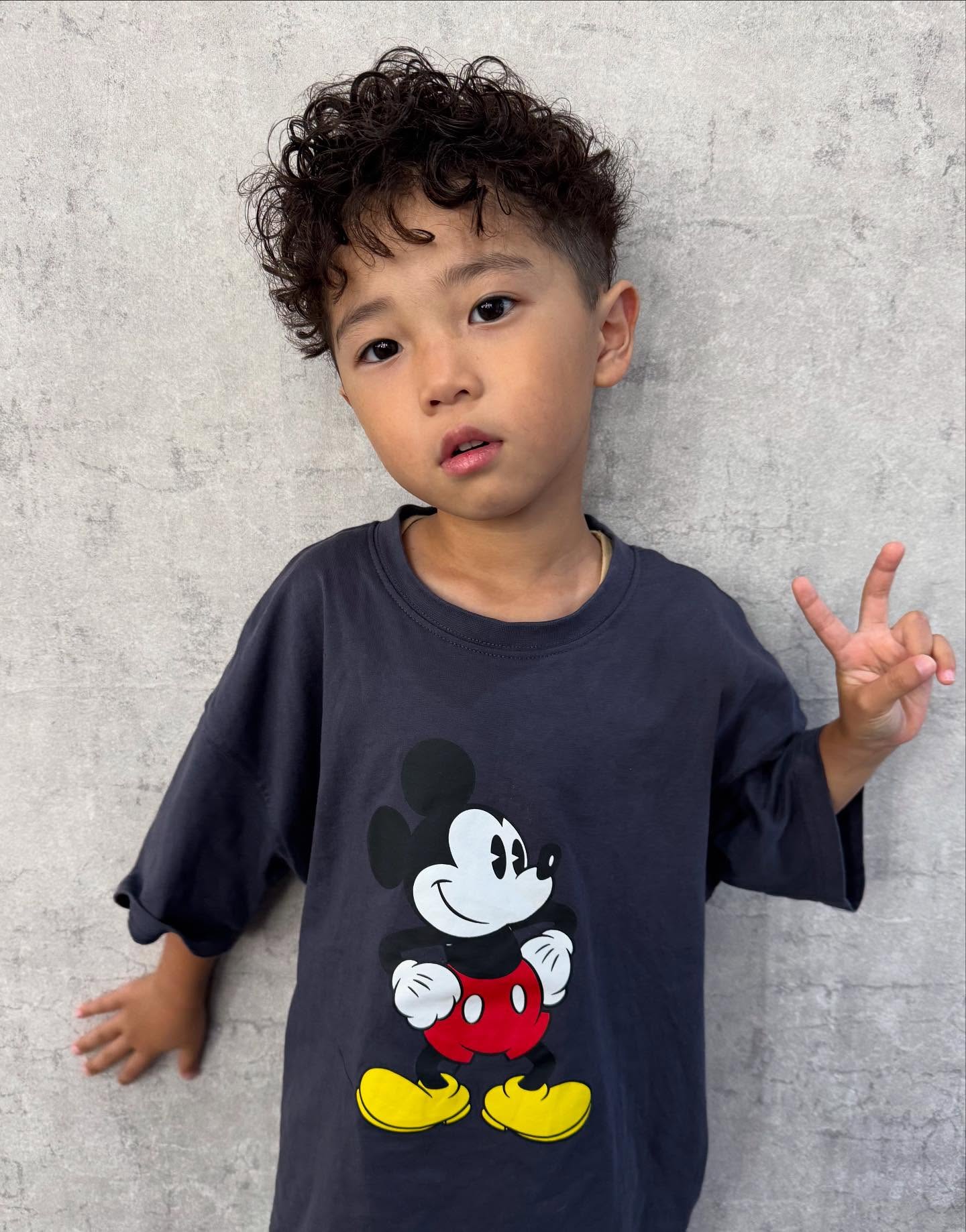#キッズパーマ
2枚目がafterです🧑🏼🦱両方可愛い♡
・
📍ご予約はdmまたはhpにてお願いします
📍インスタでのご予約の際【お名前】【メニュー】【ご希望時間】の記載を宜しくお願い致します🙏🏼
・
こんな方が担当させて頂いてる方に多いです😺
「美容院が苦手だった方」「ブリーチで可愛い色にしたい方」「ハイトーンカラー、ワンカラーで理想色にしたい」「家族で来てくださる方」
幅広い年齢層の方を担当させて頂いております🙏🏼
是非一度担当させてくださいませ😺
ネット予約はプロフィールのURL欄からお願いします🙇♀️ Tell▶️079-281-2881
お気軽にご連絡下さい☺️
・
・
#姫路美容室#表参道美容室#東京美容室#ルーツカラー#ミルクティーベージュ#姫路#神戸美容室#ハイトーンカラー #インナーカラー#髪質改善#ハイライト#エクステ#ダブルカラー#バレイヤージュ#グラデーションカラー#東京美容室#表参道美容室 #ブリーチなし#ケアブリーチ#カラー#ヘアセット#美容師コーデ#ファッション #美容学生 #hpb_hair
#ヘアアレンジ #コーデ #シールエクステ#デザインカラー#髪色