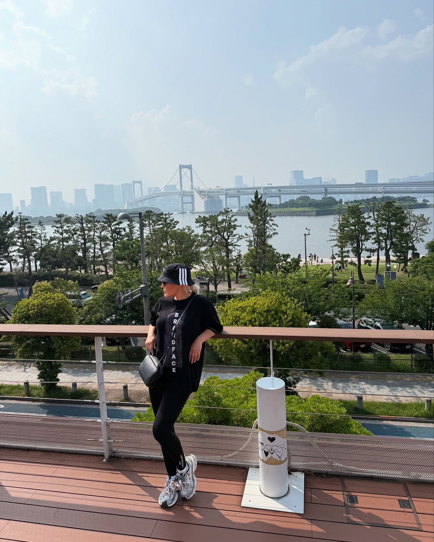 東京は特別な愛です。文化への愛、存在への愛、人々への愛――ここ日本にいる毎日、私たちは信じられないほど心地よい感情を感じています。そして、それが本当に大好きです。
