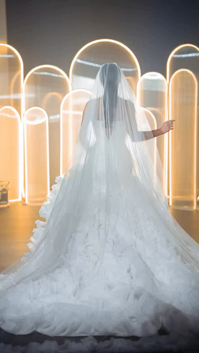 Design by @shayma_fashion_
2026 collection
Make up by @rh_makeup
Hair by @maralnn
#فرح_رازم #farah_razem #فرح_الجزائرية #dubai #دبي #ابوظبي