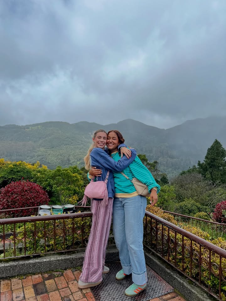 recap de nuestros primeros días en el país más lindooooo🌸💕
hoy da por finalizada nuestra primera parada (Bogotá) y vengo a escribiros cuáles han sido las cosas que más curiosas me han parecido y gustado😊.
Top 1. Jugo de lulo
Top 2. Ajiaco
Top 3: CAFÉ, simplemente el CAFÉ, maravilloso
Me quedan muuuuchas cosas por probar pero de momento el listón está bastante alto 😚.
Cosas que me han llamado DEMASIADO la atención
1. Lo INCREÍBLEMENTE acogedora que es la gente aquí
2. Lo BUENA que está toda la comida, no hay cosa que esté mala
3. Lo ENORME que es la ciudad, no era consciente de lo que era estar en una ciudad de 10 millones de personas, HEAVY