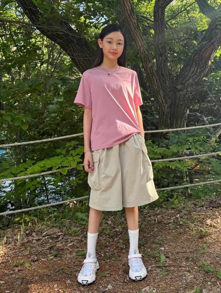 #광고 #디스커버리키즈
넥스트 디스커버러 크루 활동으로
양평 용문산캠핑장에 다녀왔어요🙌🏻
초하랑 도하랑 너무 즐거웠어요🥰
냉감 기능성⭐️프레시벤트⭐️티셔츠/반바지!
기능성 핑크티셔츠!버뮤다 팬츠⬇️
👉프레시벤트 캠핑그래픽 반팔티셔츠(160)
👉프레시벤트 버뮤다 트레이닝 반바지(160)
👉웨이브 샌디 키즈
👉선쉐이드 디테처블 캠프캡
Brand name👉discoveryexpeditionkids
I went camping at Yongmunsan Mountain Camping Site
It was a hot day, but thanks to the functional clothes, I was able to come back cool and cute🩷
I‘m having fun with Choha and Doha in the summer!🙌🏻
It’s the outfit that cho Ha advertises, so I‘d appreciate it if you liked it❤️
#jungchoha #choha #정초하 #초하
#넥스트디스커버러크루 #디스커버리키즈반팔티
#디스커버리키즈반바지 #디스커버리키즈운동화
#디스커버리키즈모자 #아동반팔티 #키즈반팔티
#여아반팔티 #키즈반바지 #키즈모자 #키즈캡모자
#키즈샌들 #키즈운동화 #아동여름옷 #키즈여름코디 #키즈아웃도어 #키즈데일리룩 #키즈 #주니어 #여름