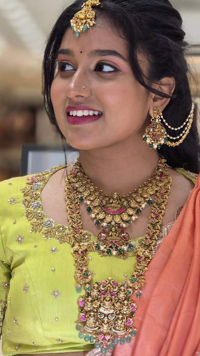 Aashadam Offers ✨️
Hello andi, emmadi lo aashada maasam vasthundhi antey adhiripo offers undaali kadha. Nenu ayithey naa dhaggara lo unna Dilsukhnagar branch ki vacchesanu. Ikkada collection next level.
1.1L kontey 50K worth Jewelry free anta. 2.50K Kontey 25K worth jewelry free anta. 3.25K kontey 12,500 worth jewelry free anta.
Twaralo veellu Marathahalli, Bengaluru lo July 5th na Kottha store open cheyyabothunnaru.
Offers valid from Jul 1st to Jul 15th. Veella Anni branches lo ee offer nadusthunnayi. Meeru entha twaraga vasthey antha twaraga kottha kottha collections ni mee sontham cheskovacchu.
If you want to shop online, they do have a website: www.emmadisilverjewellery.com
Outfit- @colorsfabrics.manikonda
Makeup- @preetham8229
#emmadisilverjewellery #ashadamsale #ashadam #sale #offer #silverjewellery #jewellery #hyderabad #bridaljewelry #bridetobe #varalakshmivratham #rakshabandhan #giftsforher #ammapaata #janhaviyerram