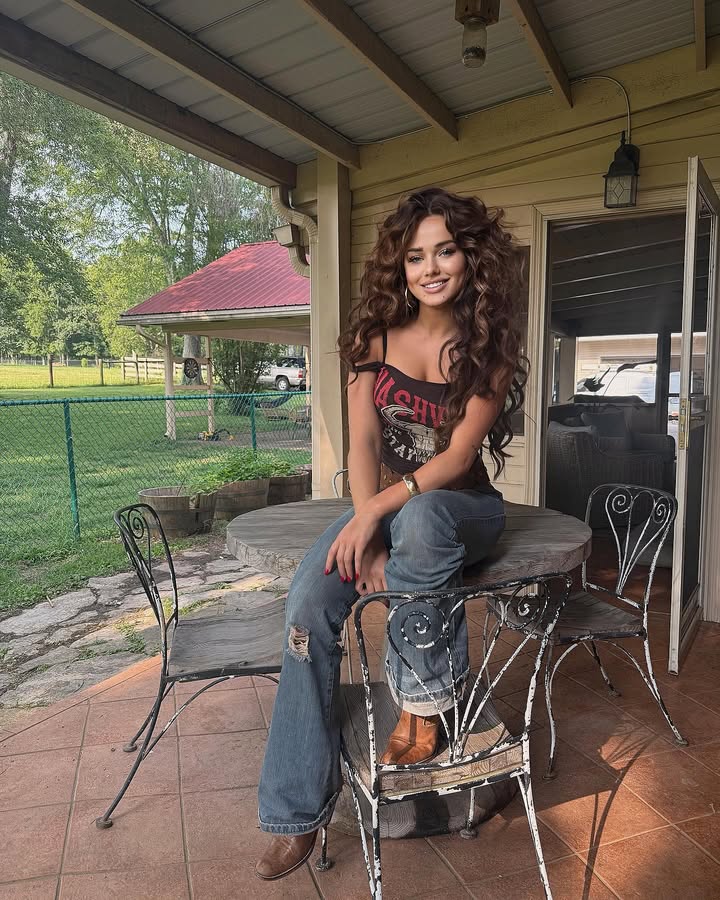 Hey new amores…
I’m Rosie 🌻
Spain-raised, single mama, songwriter, heart-first human who smiles at everyone 💛 ( you never know who needs it )
I write sad + sexy songs, mom hard, ride horses, love deep , protect my people
I write from real life—the messy, magical, in-between bits.
if one person hears a song and feels less alone… that’s everything to me.
Drop your name & where you’re from below! 👇🏽
#hey #nicetomeetyou #explore #newfriends #newartist #love #curls