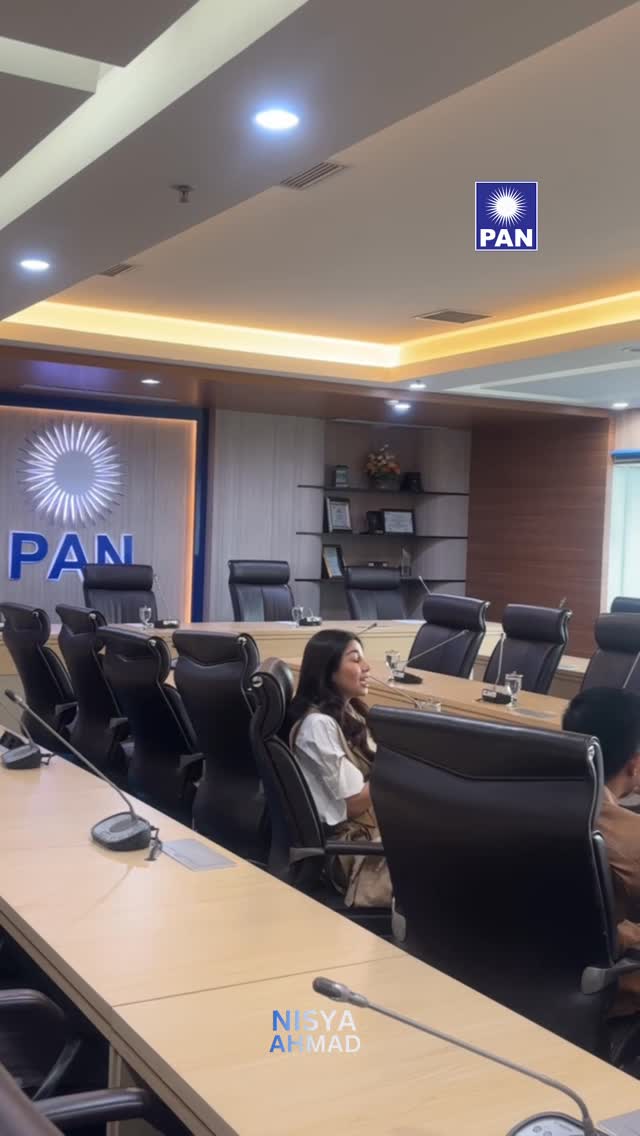 Hari ini menghadiri rapat pengurus DPP PAN di ruang Fraksi PAN DPR RI . semangat✨
#pan
#nisyaahmad