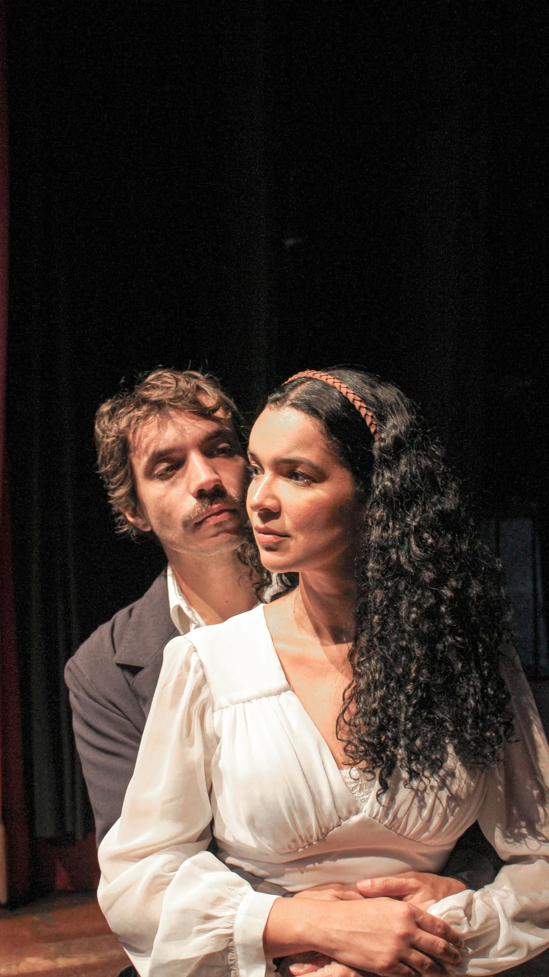 No palco, contando história, fazendo uma das coisas que mais amo e respeito, junto dessa galera incrível, artistas dedicados, que amam o seu ofício.
Finalizamos a temporada de "ELES NÃO USAM BLACK-TIE", no Teatro Glauce Rocha, com o coração quentinho. Todas as apresentações com ingressos esgotados e teatro lotado.
Que coisa linda.
Já já estamos de volta. ❤️
A peça tem como tema principal a luta dos operários para melhorias das condições de trabalho na década de 50, pós-ditadura Vargas, ambientando-se em um morro do Rio de Janeiro, onde os conflitos surgem a partir da realidade de uma família operária e suas relações pessoais.
Espetáculo contemplado no Programa Funarte Aberta.
Ficha Técnica
ELENCO:
Pedro Rocha I Otávio
João Amorim I Juvêncio e Jesuíno
João Velho I João
Laura Campos Braz I D. Romana
Luã Batista I Chiquinho
Mara Uchoa I Terezinha
Nino Batista I Tião
Pamela Alves I Bráulio
Tai Xavier I Maria
Tatiane Melo I Dalva
Direção: João Velho
Orientação corporal: Marcia Rubin
Supervisão musical: Gabriela Geluda
Iluminação: Zezinho da Luz
Preparadora Vocal: Isabel Schumann
Operador de som: Camila Pacífico
Cenografia: Nino Batista e Drosa
Figurino: Eder Ferreira
Programação Visual: Isabel Escobar
Coordenação de Produção: Nino Batista
Produção: Patrícia Campolina Brito
Produção Executiva: Laura Campos Braz
Assistentes de produção: Lavínia Diniz e Vitória Silva
Vídeos:
Gabriel Safo
Realização:
CRIA