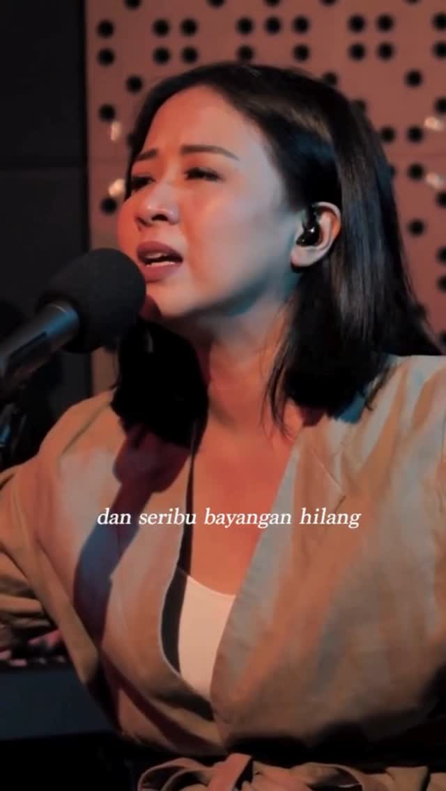 โCinta Ituโ mungkin udah rilis cukup lama, tapi tiap ada yang laporan masih muter lagunya sampai sekarang rasanya langsung throwback. Lagu ini jadi salah satu titik awal karir aku di musik. Makasih yaa yang selalu dengerin sampai sekarang โค๏ธ
๐น Cinta Itu - Astrid (Chill Pill Live Session)