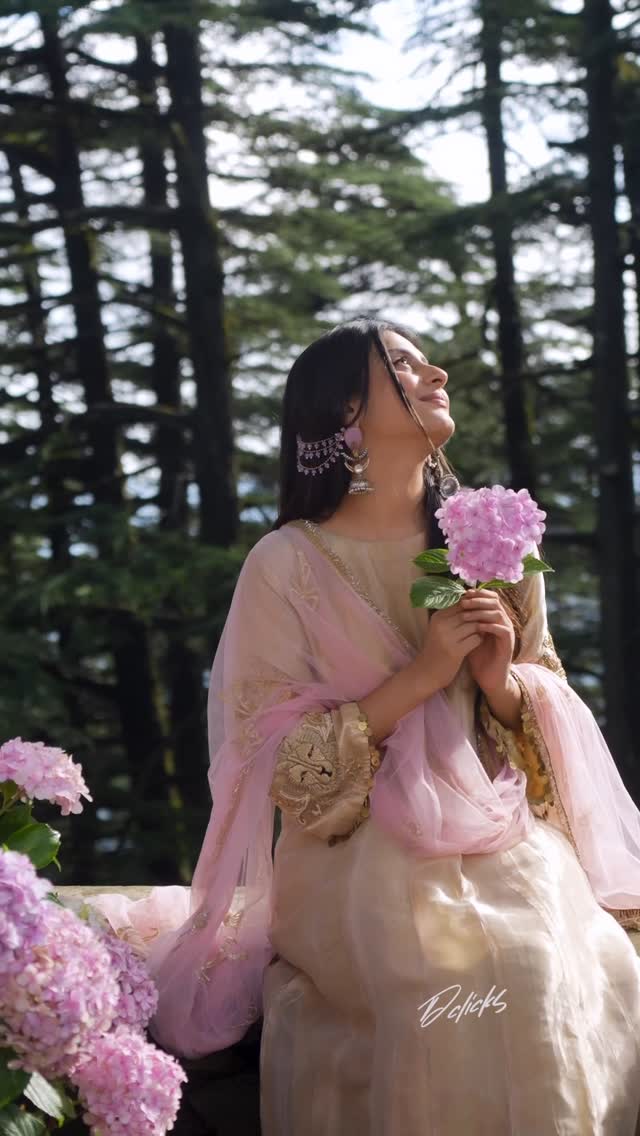 🌸☔️
.
.
@nuraviproductions
.
Outfit @trousseautrunkbyamangill
Jewellery @rubyscreations17
.
#ishamalviya #tuagarbarsaatho #baarish #rain #fyp #foryou #trendingnow #trending #isha
