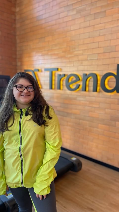 Já anotou o cupom? TREND15! É só usar pra garantir seu suco Lifemix com desconto especial, porque aqui na Trend a gente cuida de tudo: treino, diversão e lanche saudável!
Oi! Eu sou a Kate e vim contar que aqui na Trend tem suco Lifemix pra deixar nosso treino ainda mais gostoso. Depois de brincar e aprender no Trend Camp, eu sempre pego meu Lifemix geladinho, é natural, saudável e minha mãe adora porque não tem nada de coisa ruim!
Quem treina na Trend também tem condição especial pra comprar os sucos Lifemix e aproveitar em casa ou depois do treino. É só usar o cupom TREND15 no site da Lifemix e pronto!
Se você ainda não conhece o Trend Camp, vem passar um dia com a gente! Já quero saber: qual sabor do Lifemix você vai escolher?
Trend + Lifemix: tudo de bom pra cuidar da gente dentro e fora do treino.