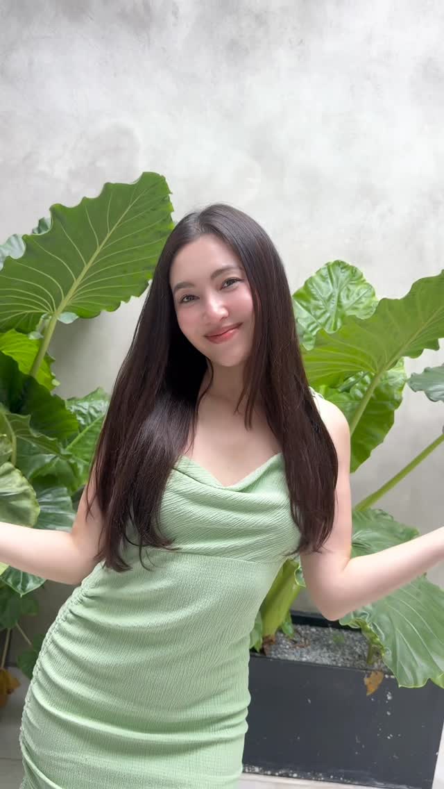 ถ้ายังไม่เคยลอง Garnier Color Naturals…นี่คือสัญญาณค่ะ 💚
วันนี้เบลล่าใช้ สีน้ำตาลเข้ม เบอร์ 3.0 — สีสวยธรรมชาติ แบบไม่ต้องง้อร้าน ✨
✅ สีติดทนนาน 10 อาทิตย์*
✅ มีน้ำมันสกัดจากธรรมชาติ 10 เท่า
✅ ปราศจากแอมโมเนีย กลิ่นไม่ฉุน
✅ ปิดผมหงอกได้ 100%
ใครอยากได้สีผมธรรมชาติหรือปิดผมขาว เขามี 4 เฉดสีให้เลือกเลยน้าาา 🤗
📍หาซื้อได้ที่ร้านค้าชั้นนำทั่วไป และร้านชำใกล้บ้านเลยนะคะ ราคาก็แค่ 59 บาท!!!
#GarnierColorNaturals #การ์นิเย่มีผมเบลล่า #GarnierThailand #Haircolor #ปิดผมขาว