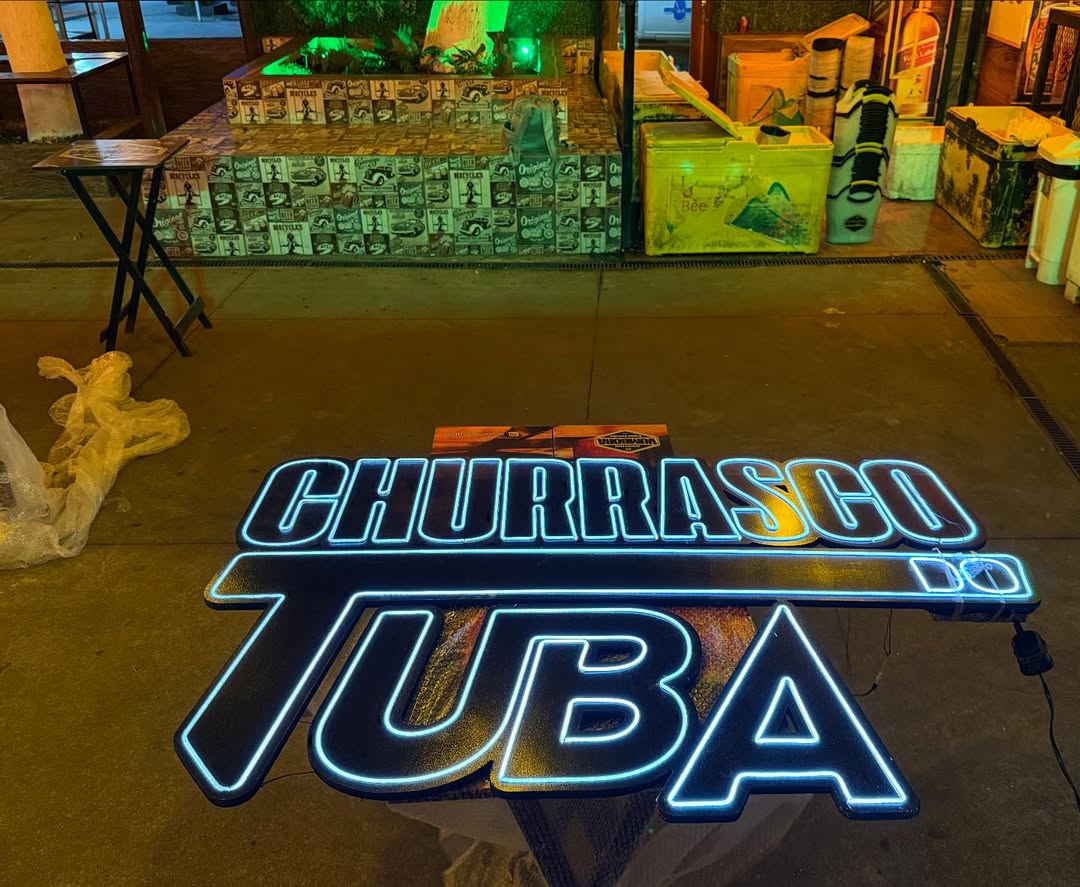 Obrigado @fazendocomarte pelo letreiro incivil do @churrascodotuba_ que vcs fizeram, gratidão!! 🙏🏼❤️