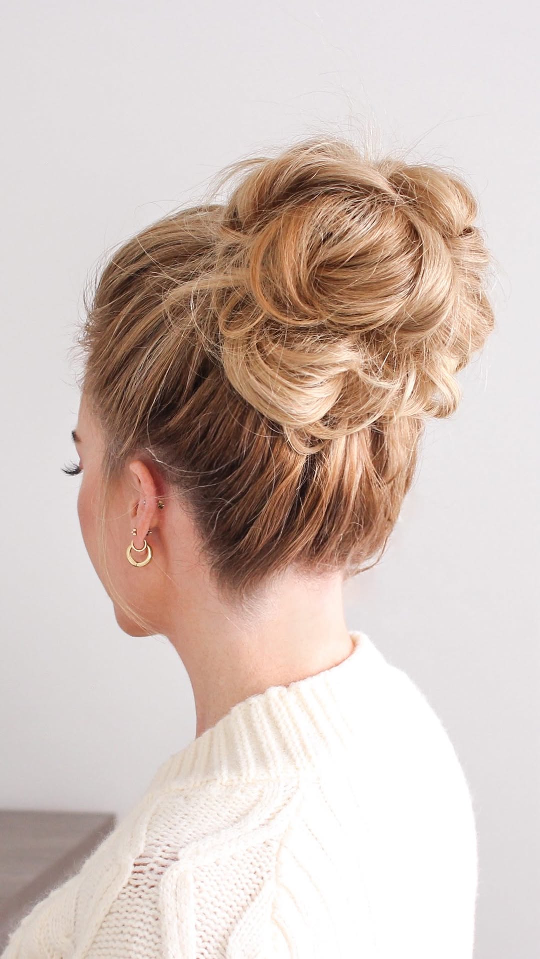 Messy bun, no heat, no problem 💁♀️✨
The higher the bun, the closer to effortless chic • #heatlesshairstyle #messybunmagic #lazygirlglam #missysueblog #missysuehair
