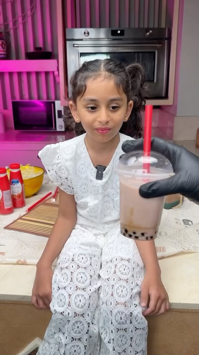 حر الصيف محتاج مشروب يبرد القلب !
جرب وصفة البوبا بفقاعات التابيوكا بخطوات سهلة..وطعم يجنن!🫧🧋
•
للمزيد من الوصفات تابعوني على حسابي : @misho_baeshen@misho_baeshen
•
المكونات :
١- نشا تابيوكا ١٢٥جم
٢- كاكاو بودرة ١٠جم
٣- سكر بني ٦٠جم
٤- نشا تابيوكا اضافي ٥جم
٥- مويه ٧٠مل
٦- مويه ( للشراب ) ٥٠مل
٧- سكر بني ( للشراب ) ٣٥جم
٨- نشا تابيوكا للفرد
الإرشادات :
١- نخلط نشا التابيوكا،الكاكاو،السكر البني،المويه الحاره ونعجنها حتى تصير عجينة ناعمة ومتجانسة
٢- نقص قطع صغيرة من العجينة ونشكلها على شكل إصبع بعدها نقطعها لقطع صغيرة ونكورها بأطراف الاصابع حتى تصير كرات ناعمة
٣- نحطها على سطح مرشوش نشا عشان ماتلصق ، نغلي مويا في قدر ونضيف كرات التابيوكا ونقلبها شوي حتى تطفو نخفض النار ونخليها تطبخ ٢٠د
٤- بعدها نطفي النار ونتركها في المويه ٣٠د ، في قدر ثاني نخلط ٥٠مل مويه مع ٣٥جم سكر بني ونحطها على نار هادية ٥د
٥- نضيف كرات التابيوكا للحليب ونقلبها حتى تتغطى بالكامل ، نتركها تتنقع من ٢٠ الى ٣٠ دقيقة تكون جاهزة للإستخدام والافضل استخدامها خلال ساعة
#بوبا
#مشروبات
#صيف
#مشروب_الصيف