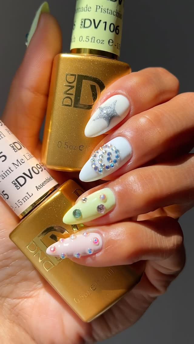 This summer calls for endless gems to elevate your manis •┈••✦☆✦••┈•🍡💎
Nails by @overglowedit using:
DIVA 106 Pistachio Lemonade
Diamond Decoration #05 Sands Of Winter
Diamond Decoration #06 Rose Colored Glasses
Crystal Kit #18 Pearl
DND 3D Gel - Silver
Click the link in our bio to shop.
#dndgelpolish #nails #summernails #mixmatchnails #diamondnails #nailart #nailarttutorial #nailsofinstagram