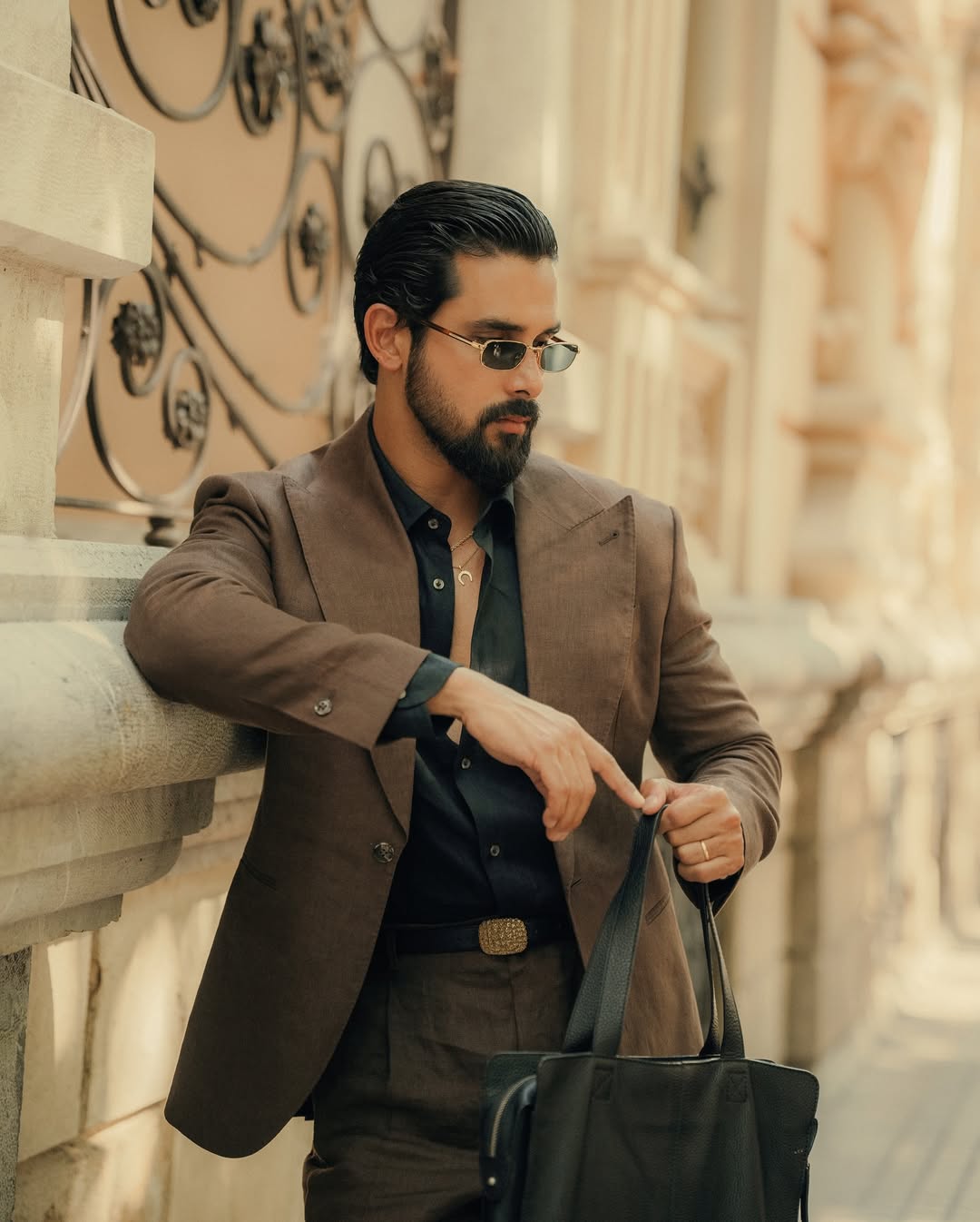 Black + brown = the best combo.💥
#mensfashion #menwithclass #elegantstyle #suitstyle