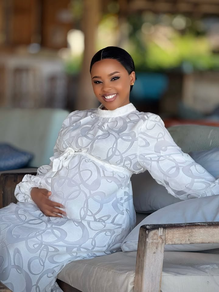 It’s a BOOOOOY y’all 💙💙💙
Na hivi sijawahi kufanya baby shower ya ukweli…shooting this nilikuwa IMOSHONO 🥹😭🥰haya leteni jina wajomba/shangazi wa ONLAINI 💃