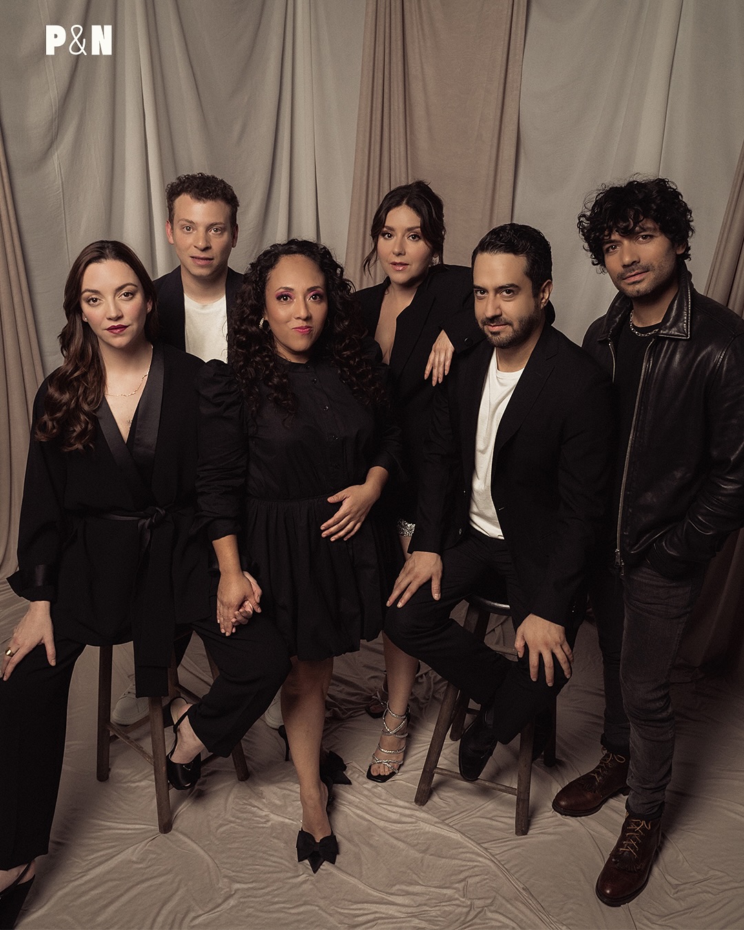 ¡Salieron en la portada y no lo supero! 🫠 En la nueva edición de la revista de #PalomayNacho, el elenco de #MirreyesvsGodínez contó de todo. 👉 Link en mi bio, no digas que no te avisé. @charritopadrote @aledemarino @dnieltovar @reginablandon @michihart @dibovioh @videocine