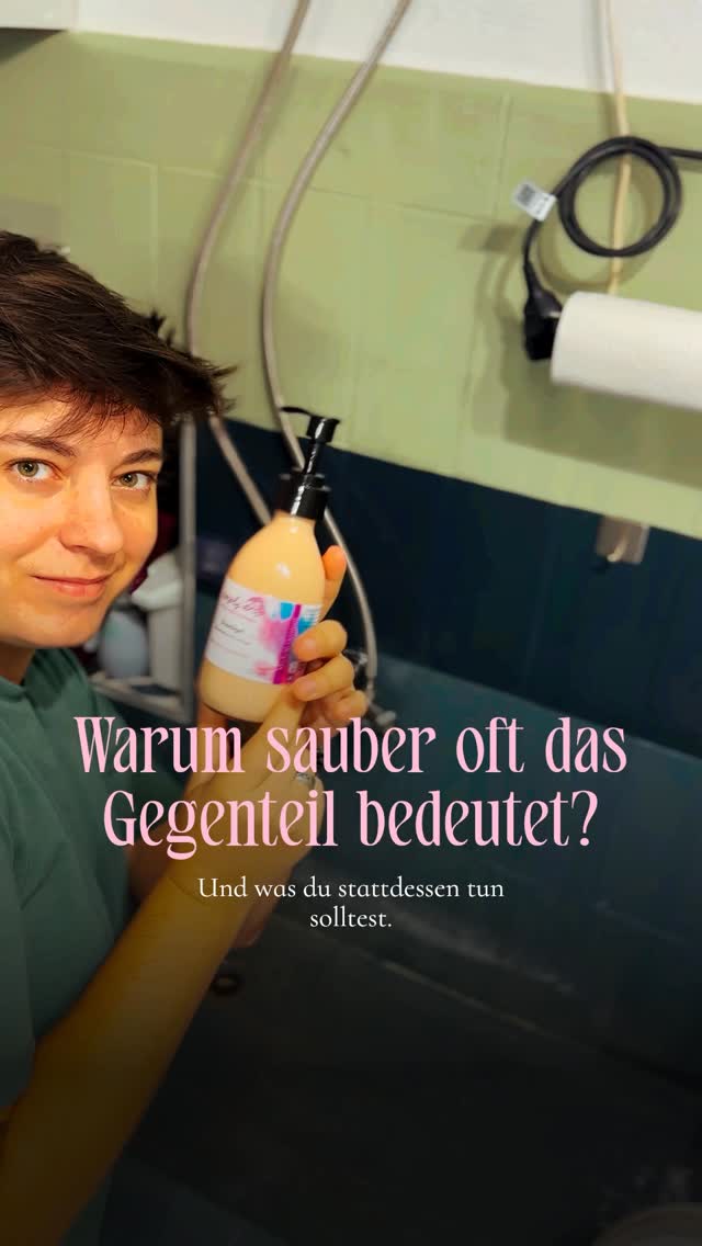 Viele glauben, dass ein quietschendes Hautgefühl ein Zeichen für Sauberkeit ist.
Die Wahrheit?
Dieses Gefühl entsteht, wenn deine natürliche Hautbarriere bereits beschädigt ist.
Herkömmliche Duschgels:
✖️ enthalten aggressive Tenside
✖️ waschen wichtige Lipide weg
✖️ hinterlassen langfristig eine gestresste, trockene Haut
Bei uns ist alles anders:
✅ keine Füllstoffe wie Wasser
✅ nur milde Kokostenside
✅ echtes Orangenöl, das nicht nur duftet – sondern auch pflegt
Du wirst nicht „quietschen“ –
du wirst strahlen.
🍊 Spüre es selbst.
🍊 Und teile diesen Beitrag, wenn du echte Pflege unterstützen willst.
👉 Folge @simply_drop für mehr ehrliche Aufklärung & echte Naturkosmetik.
Kommentiere mit 🍊, wenn du genug hast von Schein-Pflege.
.
.
.
#naturkosmetik
#pflegemythen
#hautpflegeaufklärung
#ohnemikroplastik
#cleanbeauty
#natürlichschön
#simplydrop
#spüredenunterschied