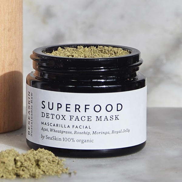 🌿✨ SUPERFOOD DETOX FACE MASK ✨🌿
Cuando la piel pide un reset profundo, la naturaleza responde.
Nuestra mascarilla facial Superfood Detox fusiona el poder nutritivo de la moringa, el açaí, la rosa mosqueta y la jalea real en una fórmula 100% orgánica.
✨ Detoxifica en profundidad
✨ Ilumina y unifica el tono
✨ Aporta minerales, antioxidantes y vitaminas esenciales
Un ritual consciente que transforma tu piel y tu energía.
Disponible en nuestra web y en los mejores spas del mundo.
—
When your skin calls for a deep reset, nature answers.
Our Superfood Detox Face Mask blends the nourishing power of moringa, açaí, rosehip and royal jelly in a 100% organic formula.
✨ Deep detox action
✨ Brightens and evens out skin tone
✨ Delivers essential minerals, antioxidants and vitamins
A conscious ritual that transforms your skin and your energy.
Available on our website and in the finest spas worldwide.
—
Wenn Ihre Haut nach einem tiefen Reset verlangt, antwortet die Natur.
Unsere Superfood Detox Gesichtsmaske vereint die nährende Kraft von Moringa, Açaí, Hagebutte und Gelée Royale in einer 100% biologischen Formel.
✨ Tiefenwirksame Entgiftung
✨ Verleiht Strahlkraft und ein ebenmäßiges Hautbild
✨ Liefert essentielle Mineralien, Antioxidantien und Vitamine
Ein bewusstes Ritual, das Haut und Energie verwandelt.
Erhältlich auf unserer Website und in den besten Spas weltweit.
#SeaSkinLife #SuperfoodDetox #OrganicSkincare #RitualesDeBienestar #BeautyRituals