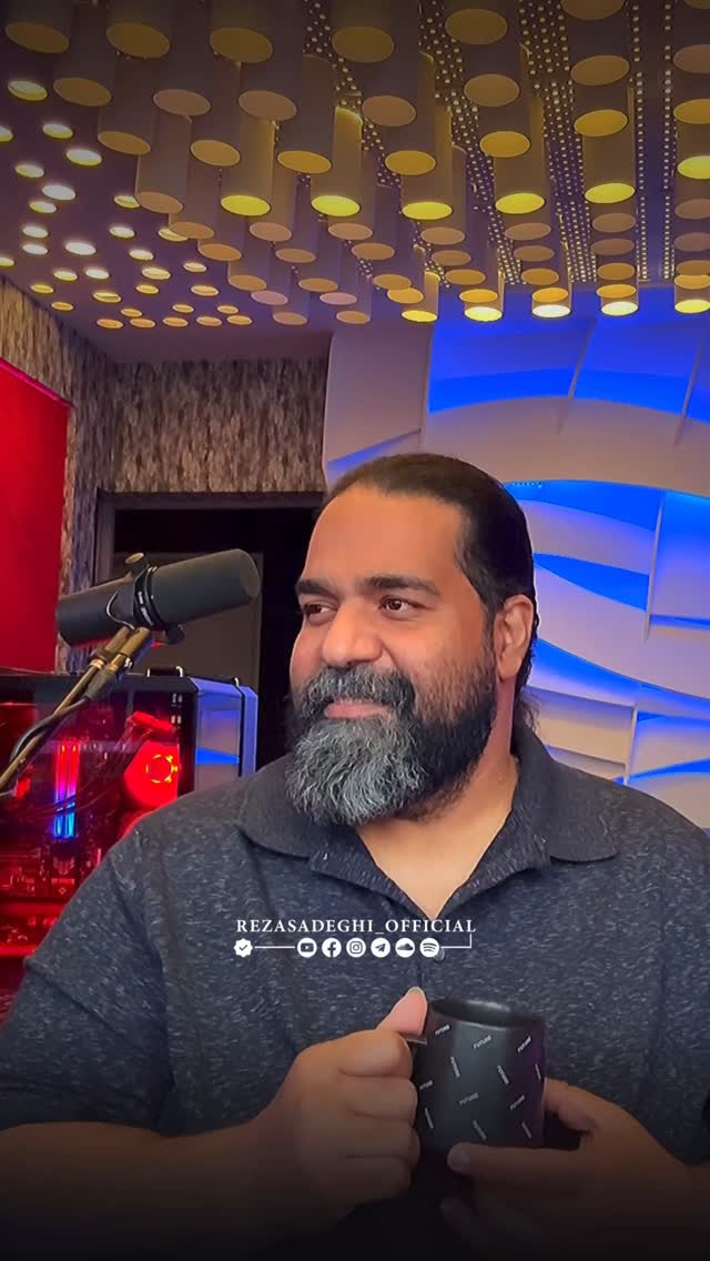 گاهی هیچ واژه ایی کافی نیست…
فقط یک بغل.
نه برای حل مشکل،
بلکه برای گفتن اینکه:
“تنها نیستی… من اینجام.”
در دل تاریکی، گرمای یک آغوش،
میتونه نجاتبخشتر از هر امیدی باشه.
-
🔶 🔸
@rezasadeghi_official
Executive Producer:
@milad_mahanrad
Music Producer:@dana_musicc
Lyricist & Composer:@nedajavadi.official
Arrangement:@shojaatshafaei_official
..
#رضاصادقی #ما_با_همیم #نشون_به_اون_نشون_كه_خدا_بغلم_كرد٥ #بغلم_کن #روزای_خوب_هم_میان #تابستون #ایران#وطن#همدل