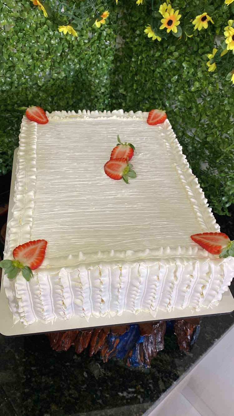 Bolo de corte โค๏ธ
Massa baunilha e recheio brigadeiro branco com morango
