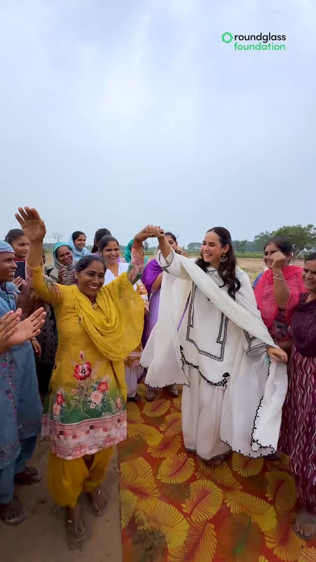 The brave heart Sunanda Sharma ji is not just a singer and an actor, but she is truly an inspiration for all young people. Here’s something that will make you cherish her even more; she is also a green warrior. She joined us in village Nabipur of block Kharar, in Mohali district, to plant 4,100 trees. Yes, we planted a mini forest together.
@sunanda_ss , you had already made a place in our hearts, now you are a permanent resident.
ਸੁਨੰਦਾ ਸ਼ਰਮਾ ਜੀ ਸਿਰਫ਼ ਇੱਕ ਗਾਇਕਾ ਅਤੇ ਅਦਾਕਾਰਾ ਹੀ ਨਹੀਂ, ਸਗੋਂ ਸਾਡੇ ਨੌਜਵਾਨਾਂ ਲਈ ਇੱਕ ਸੱਚੀ ਪ੍ਰੇਰਣਾ ਸਰੋਤ ਵੀ ਹਨ। ਪਰ ਇਹ ਗੱਲ ਹੋਰ ਵੀ ਖੁਸ਼ੀ ਦੀ ਹੈ ਕਿ ਉਹ ਵਾਤਾਵਰਣ ਨੂੰ ਵੀ ਬਹੁਤ ਪਿਆਰ ਕਰਦੇ ਹਨ।
ਉਹਨਾਂ ਨੇ ਸਾਡੇ ਨਾਲ ਖਰੜ ਬਲਾਕ ਦੇ ਪਿੰਡ ਨਬੀਪੁਰ ਵਿਖੇ 4,100 ਵਿਰਾਸਤੀ ਬੂਟੇ ਲਗਾਏ, ਜਿਸ ਨਾਲ ਇੱਕ ਛੋਟਾ ਜੰਗਲ ਤਿਆਰ ਕੀਤਾ ਗਿਆ।
ਇਸ ਕਾਰਜ ਨਾਲ ਸੁਨੰਦਾ ਜੀ ਨੇ ਸਭ ਦਿਲਾਂ ਵਿੱਚ ਪੱਕੀ ਥਾਂ ਬਣਾ ਲਈ ਹੈ।
#sunandasharma #plantation #roundglassfoundation