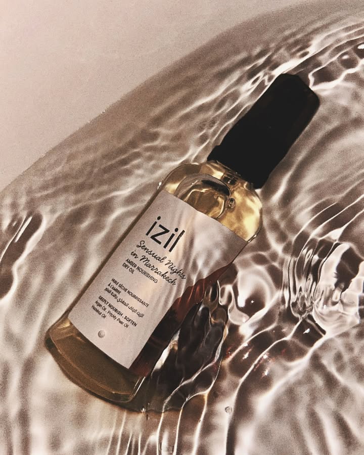 Escape to a Moroccan moment.
From the warm sunsets of Essaouira, to the sensual nights of Marrakesh, and the enchanting gardens of Fes; our dry oils are crafted to nourish your skin and awaken your senses.
اهربي إلى لحظة مغربية…
من غروب الصويرة الدافئ، إلى ليالي مراكش الساحرة، وحدائق فاس العطرة؛ زيوتنا الجافة مصنوعة لتغذّي بشرتك وتوقظ حواسك