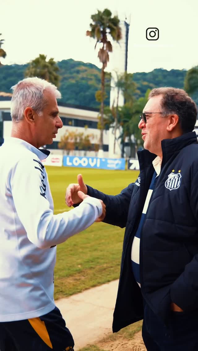 Manhã de trabalho e apoio ao nosso elenco! Ultimo treinamento antes da viagem para Vitória, onde o Santos fará o amistoso com a equipe da Desportiva Ferroviária. ⚪⚫