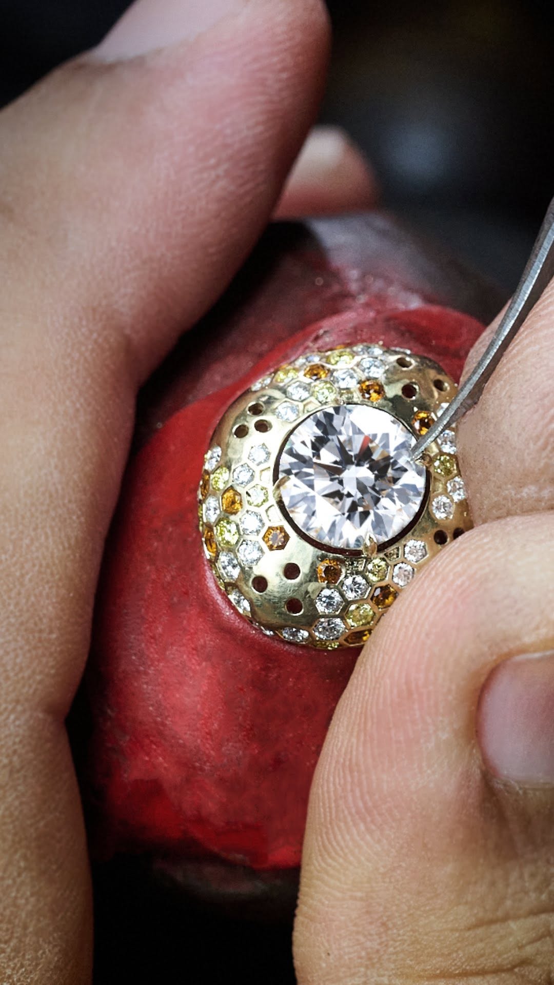 Mouawad is proud to have crafted the bespoke engagement ring for Sid Wilson and Kelly Osbourne, a creation that beautifully unites personal symbolism with exceptional craftsmanship.
Inspired by Kelly’s affectionate nickname “Honeybee,” the ring features a distinctive design brought to life through a close collaboration between Sid Wilson and Pascal Mouawad.
Set in 18K yellow gold, the ring is adorned with white and yellow diamonds, citrine accents, and crowned with a brilliant round white diamond at its center, a radiant symbol of enduring love.
#Mouawad #CraftingtheExtraordinary #BespokebyMouawad