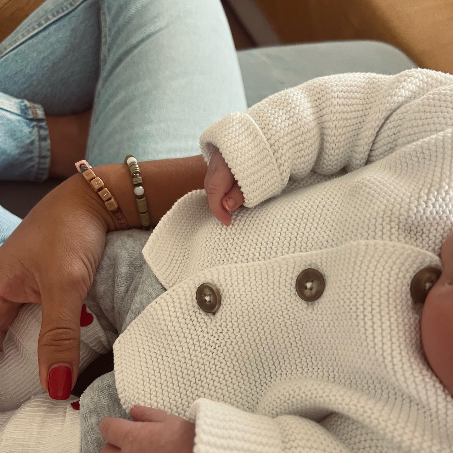 Dire bonjour à l’amour.
Ella, 02 juillet 💓 #MarraineTatax3