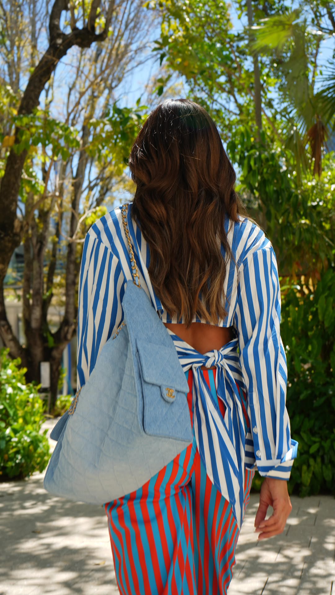 🎤 ¡Hola! ¿De donde es tu look?
Shirt @simonmillerusa
Pants @simonmillerusa
Sandals @hermes
Bag @weshopu
#ootd #streetstyle