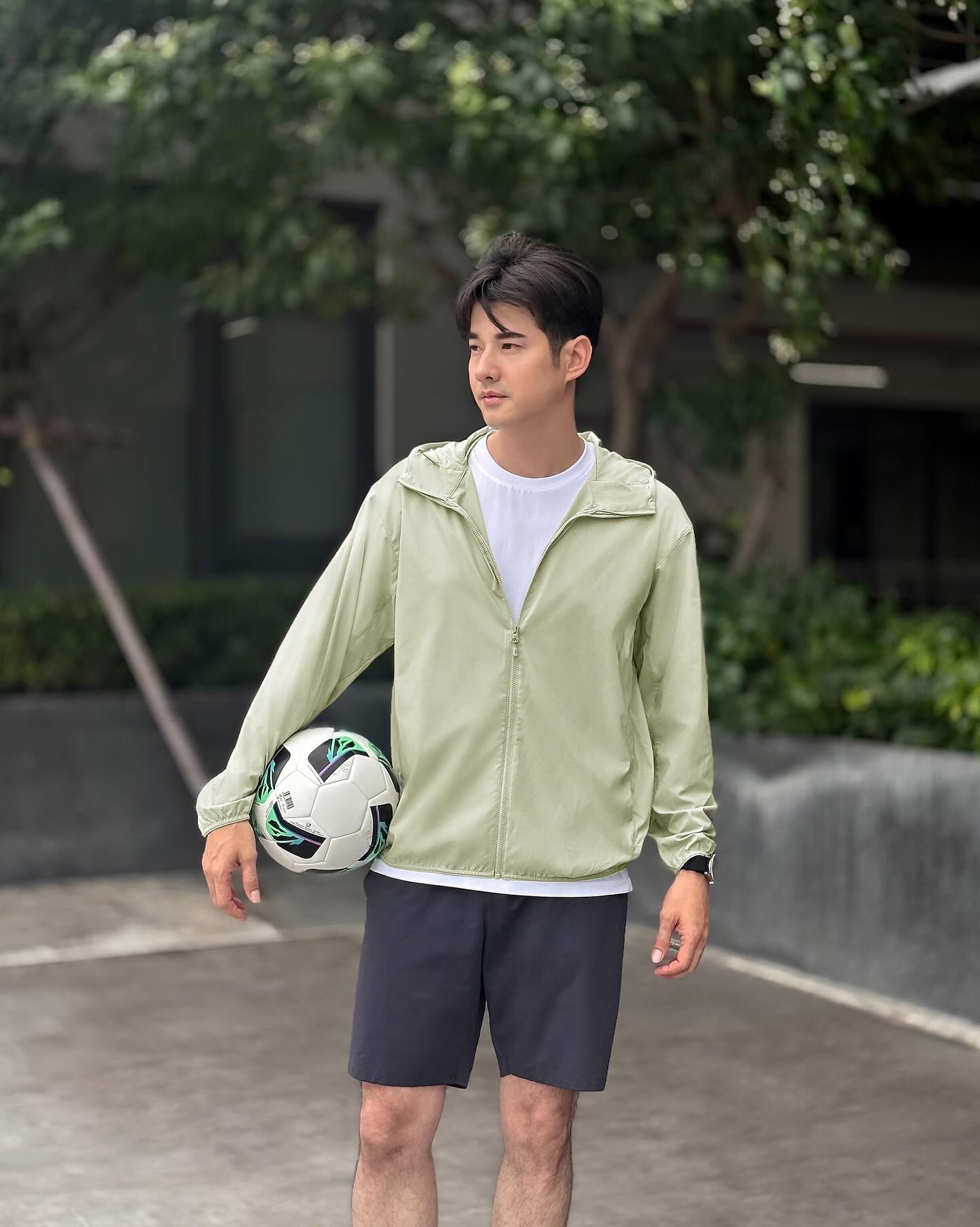บ่ายนี้ขอออกมาเรียกเหงื่อเบาๆ กับลุคแอคทีฟสบายๆ แต่ฟังก์ชันจัดเต็ม
กับเสื้อ Pocketable UV Protection ที่กันรังสียูวีได้มากกว่า 90% แมตช์กับกางเกงขาสั้น Ultra Stretch Active Shorts ที่ยืดหยุ่นดีเยี่ยม จะเตะบอล หรือเดินเล่นก็คล่องตัวสุดๆ
#UniqloThailand #SportUtilityWear #LifeWear