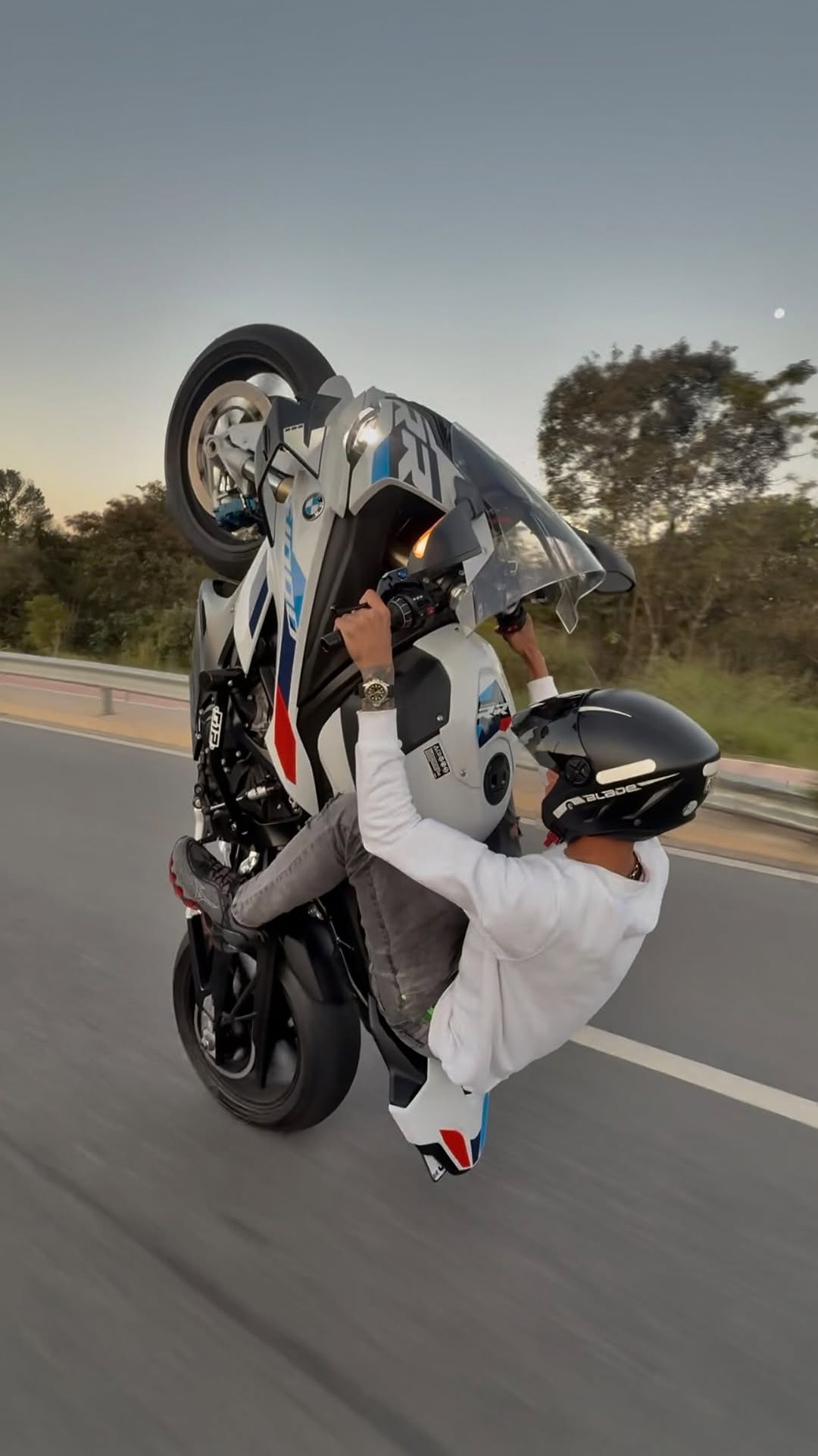 1Milhão de seguidor mando a traseira da s1000🔥✊🏽’ Já segue
