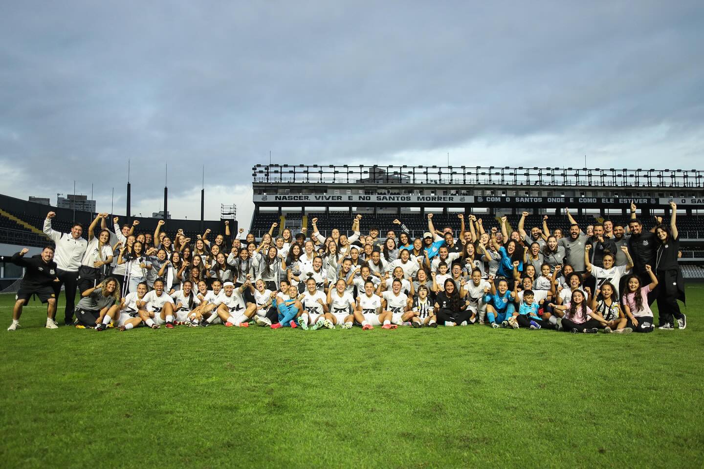 Voltamos!
É com grande alegria que comemoramos o retorno das nossas Sereias da Vila para a elite do Campeonato Brasileiro Feminino em 2026. Um triunfo em nossa casa, a Vila Belmiro, para selar ainda mais um trabalho que temos orgulho de ter sido pioneiros e hoje é um dos pilares desta gestão neste processo de reconstrução. Temos camisa, história no futebol feminino, com títulos importantes nesta mesma Vila Belmiro, como o Paulista de 2007/2010/2011/2018, a Copa do Brasil de 2008/2009, o Brasileiro de 2017, a Libertadores de 2009 e 2010. As Sereias são referência no futebol nacional, com a participação da Rainha Marta e todas as maiores jogadoras da história do futebol brasileiro feminino.
E agora, conquistamos o acesso de forma invicta, com oito vitórias e um empate em nove jogos disputados, confirmando que o investimento foi bem planejado. E o melhor de tudo, dos 21 reforços em 2025, dez atletas promovidas da nossa categoria de base, e outras três que também foram formadas no Clube e retornaram para somar às nossas Sereias este ano.
Parabéns a todas as jogadoras, ao técnico Caio Couto, à Comissão Técnica e a nossa Coordenadora Thais Picarte. Importante dar continuidade à restruturação e fortalecimento no clube. Ainda temos metas importantes nessa temporada, no próprio Brasileiro, a Copa do Brasil e o Campeonato Paulista.
Voltamos!