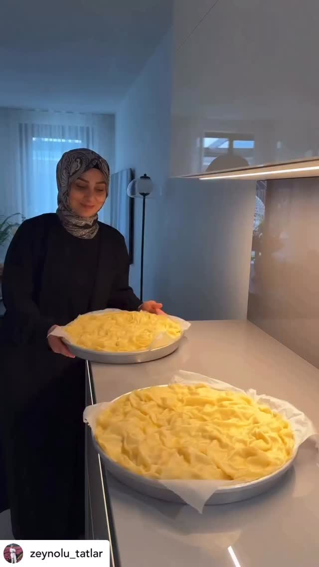 @zeynolu_tatlar Su boregini kim sevmez?Tam olcu herkesin yapabilecegi bir tepsi su boregi.Yıllardır yaptıgım tarıf.Cok sevılen tarıflerımden
İnsallah tarifimle tum takipcilerime su boregi yaptıracagım.Korkmayın yaparsınız.Arkanızdayım😃
Tarifimi kaydetmeyi unutmayın❤️
Tariflerimin sayfanıza dusmesi icin begeni yapmayı unutmayın❗️❗️❤️
Su boregi(1 tepsi icin)
4 orta boy yumurta
Yarım yemek kasıgı tuz
Yarım kucuk cay bardagı yogurt
Aldıgı kadar un(yaklasık 500 gr)
Arasına
125 gr tereyagı
Yarım cay bardagı sıvıyag
Hamuru acarken un ve nisasta karısımı
İc harcı
Bulursanız kesınlıkle salamura peyniri ıle deneyın ve bol maydonoz.Ben salamura kullandım.Memleketımde hep salamurayla yapılır.En lezzetlisi boyledır.Ben beyaz peynirle sevmiyorum.Yada mozarrela,beyaz peynir
Un haricinde tum malzemeyi karıstırma kabına alıp guzelce karıstırın ve yavas yavas unu ekleyin.Hamuru kıvamı mantı hamuruna yakın sert kıvamlı olmalı.Guzelce yogurup hamurunuzu en az 1 saat dinlendirin.Hamuru ne kadar dinlendirirseniz o kadar iyi olur.Dinlenen hamuru 9 esit bezeye bolup unlayıp tepsiye alıp posetleyin.Uzerlerini iyi kapatın yoksa bezeler kurur.Yarım saatte boyle dinlendirin.Teker teker acabildiginizce acıp sofra bezine serin.Cok asırı ince olmasın.Hamurların biraz kurumasını bekleyin.Tereyagını eritip icine sıvıyag ekleyin.Genis bir yaygın tencereye suyu koyup kaynatın.İcerisine tuz ilave edin.Biraz kurumus hamurları sırasıyla fokurdayan suda haslayın.Suya koyarken dıkkat edın.Kaynarken suzgecle ayırarak yapısmasıjı onleyın.Kabarmaya baslayan hamurlar cıkarıp direk soguk suya koyup(soguk suyu surekli ısındıkca degistirin.Hamurun suyunu elinizle sıkın.Tepsiye kırısık sekılde yayın.Azar azar tereyag dokup elinizle veya fırcayla surun.5 beze alta olacak.5 bezeden sonra peynırı koyup dıger kalan 4 bezeyıde aynı sekılde haslayıp yerlestırın.Hamur bitene kadar bu islemi yapın.Tencerede su azaldıkca surekli kaynamıs su ve tuz ekleyin.Suyun iyi kaynıyor olmasına dikkat edin.Bu puf noktalara dikkat edin.Borekleri fırına vermeden bolca tereyag karısımını surup 200 derece fırında guzelce kızarana kadar pisirin.