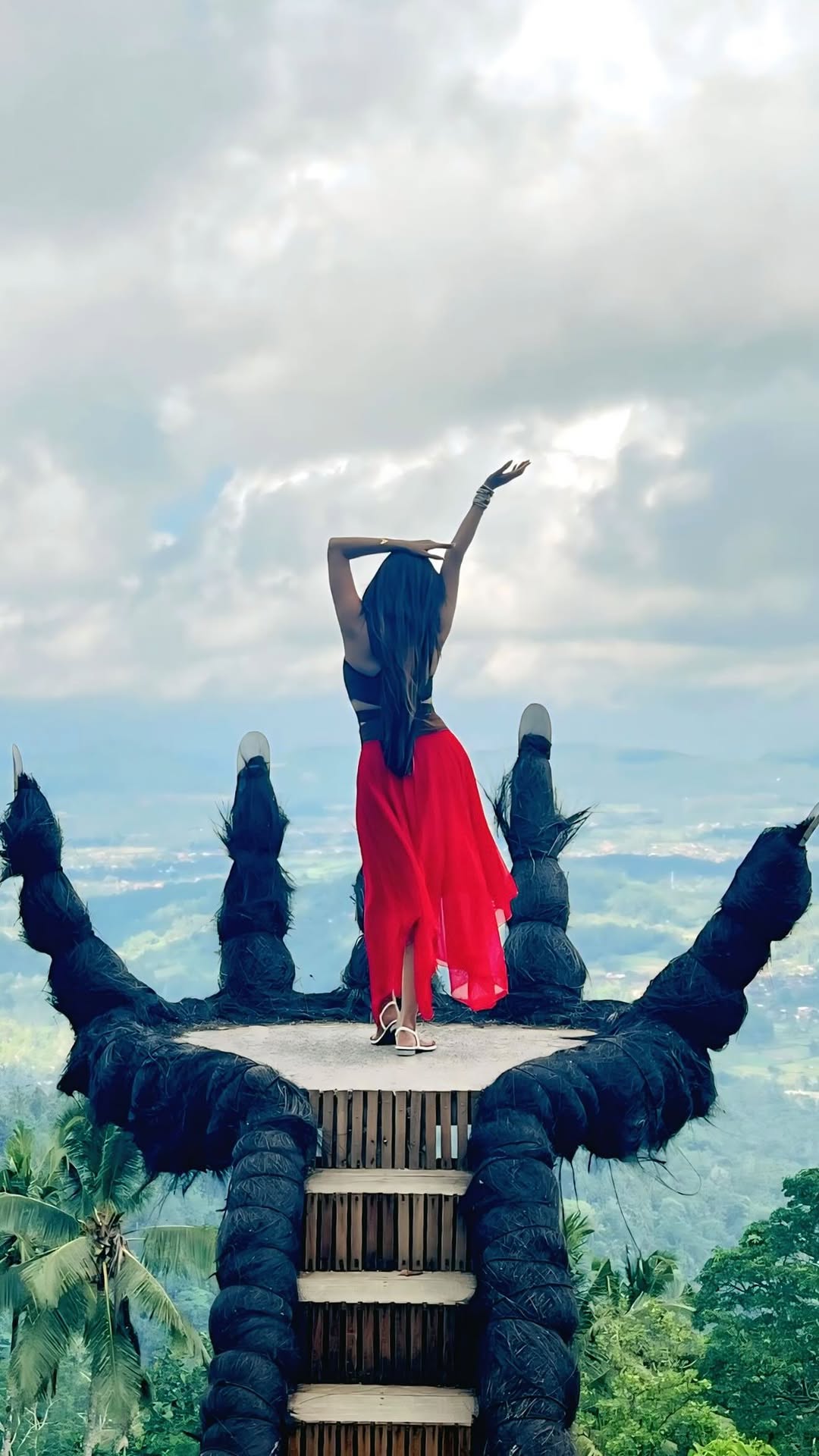 💫🖐🏼 Some places aren’t just visited… they’re felt♥️
#RoshniKapoor #LempuyangTemple #BaliMagic #SkyVibesOnly #roshians #explore #viral #trending #foryou #baligasm #balitrip #indonesia #roshians🌏♥️ #tirtagangga #tamandedari #baliviral #bali🌴 #thisisbali #bali