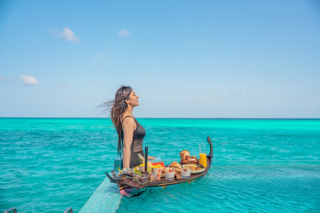Breakfast & boujee mornings only🌊
.
.
📍 @fushifaru @pickyourtrail