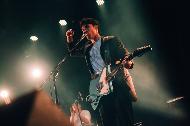 金曲國際音樂節GMA Showcase演出
非常感謝金曲的邀請,
連續兩年透過金曲舉辦的國際媒合會上,
認識了許多來自世界各地的音樂人,
並且有機會站上舞台演出,真的非常非常幸運,
也有機會欣賞聆聽其他藝人的演出,
謝謝金曲提供如此的國際音樂交流環境!
Corner Max的現場宛如小型音樂季,
剛剛好的大小與聽眾沒有距離感,
而那晚表演的能量是很特別的!
我知道團員們都滿放鬆的也很享受演出,
這也是今年我最希望自己能達成的目標,
能夠跟團員們一起回到表演的初心,
因為全然地熱愛音樂,所以更要享受舞台上的時刻!
另外我們第一次為〈南瓜超人〉、〈帽子裡的惡魔〉及〈浴室裡的歌〉做了動畫,
非常感謝動畫師能夠領會到我對歌曲意象化有限表達裡的真意,
也讓當天的樂迷們增添許多歌曲故事的想像空間,
是一場非常開心的演出!
期待接下來的Legacy「鐵漢柔情」專場,
及《樂團祭》節目的播出,
也很快會有新作品跟大家分享!
📸: 金曲GMA