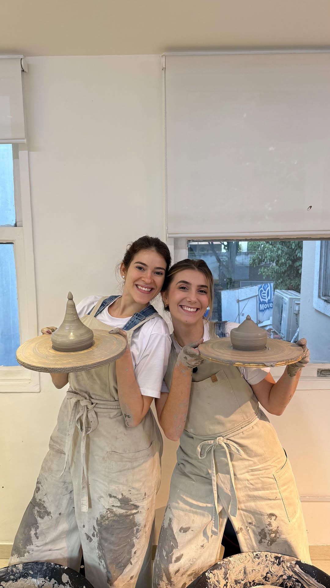 Sigo recebendo @jhennykeller no meu habitat natural, então essa semana arrastei ela pra aula de cerâmica.
Observem duas pessoas competitivas (que não deviam competir em público) sendo doidas juntas!!!!