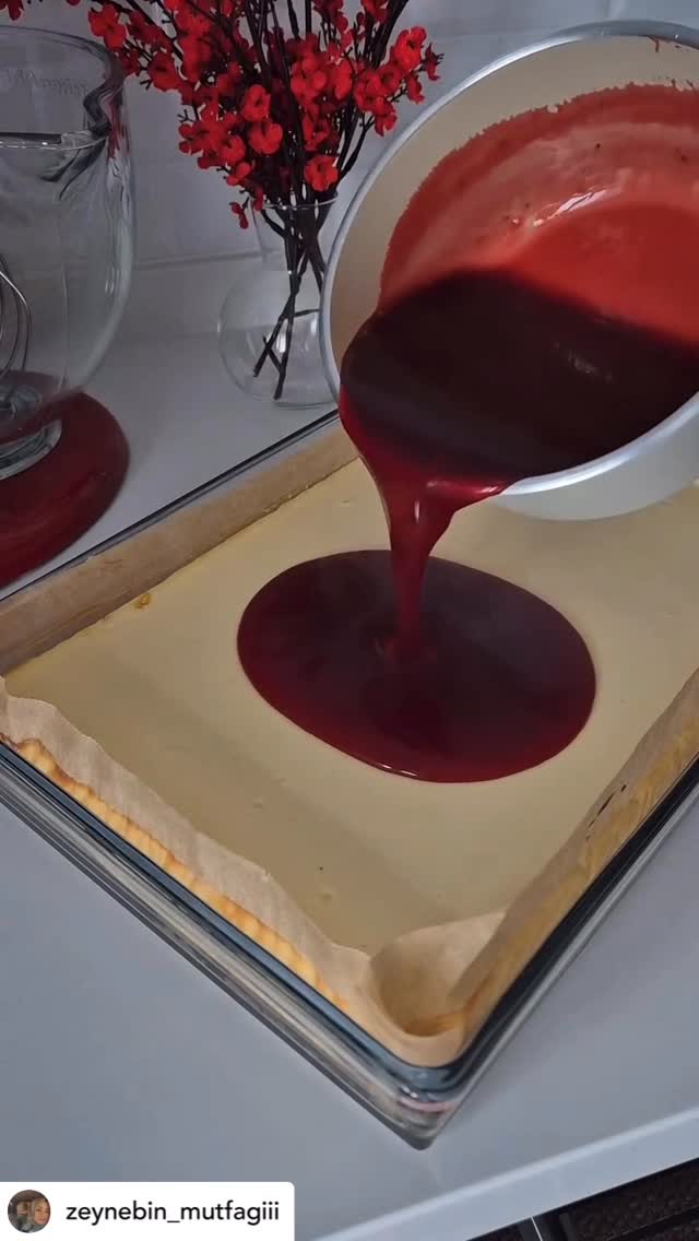Via: @zeynebin_mutfagiii
Bu nefis tarifi beğenmeden geçmeyin lütfen 😍
Süzme yoğurtla vişne soslu buz gibi cheesecake 👌 bu defa kalıp kullanmadan hazırladım, ve kalan 2 dilimle sunumu tamamladım benimde en sevdiğim tatlılardan sizde severmisiniz ☺️
Tarifi düzenleyip ekliyorum birazdan
Cheesecake
1kg süzme yoğurt
1 su bardağı şeker
3 yumurta
1 paket krema
2 yemek kaşığı un
3 yemek kaşığı nişasta
Tabanı için
3 paket yulaflı bisküvi
100gr eritilmiş tereyağı
Vişneli sos için
500gr dondurulmuş vişne
1,5 su bardağı su
1 çay bardağı şeker
1 yemek kaşığı hafif tepeli nişasta
Bisküvileri ve eritilmiş tereyağını robottan geçirip yağlı kağıt serili 36 santim fırın kabına aktarıp Bardak ile bastırıp buzdolabına kaldıralım ardından yoğurt ve şekeri Çırpıcı ile çırpıp yumurtaları tek tek ekleyerek çırpmaya devam edelim ardından krema nişasta ve unu ekleyip karıştıralım ve kenarlarını folyo ile kapladığımız fırın kabına aktarıp önceden ısıtılmış 170 derece fansız ayarda pişirelim fırının tepsisini su doldurup hemen bir alt rafına yerleştirmeyi unutmayalım Bir saatin sonunda fırının kapağını az Arılı bırakıp 20-30 dakika dinlendirelim 1-2 saatte buzdolabında dinlendirelim bu işlemi akşamdan yaparsanız çok daha rahat oluyor ama gün içinde yaparsanız da rahat 2 saat dinlendirmemiz gerekiyor vişneli sos için vişne şeker bir bardak suyu tencereye alıp karıştıralım kaynamaya başladığında kalan yarım bardak suya nişastayı ekleyip karıştıralım ve üzerine aktaralım koyulaştığında ocaktan alalım ve bir elekten geçirip vişnelerin kabuklarından arındıralım ardından sosumuzu dinlenmiş olan cheesecake’in üzerine aktarıp tekrar buzdolabına kaldıralım 30 dakika kadar dinlendirdikten sonra dilimleyip servis edebilirsiniz yağlı kağıdı kenarlarından tutup kalıbın içinden çıkartabilirsiniz