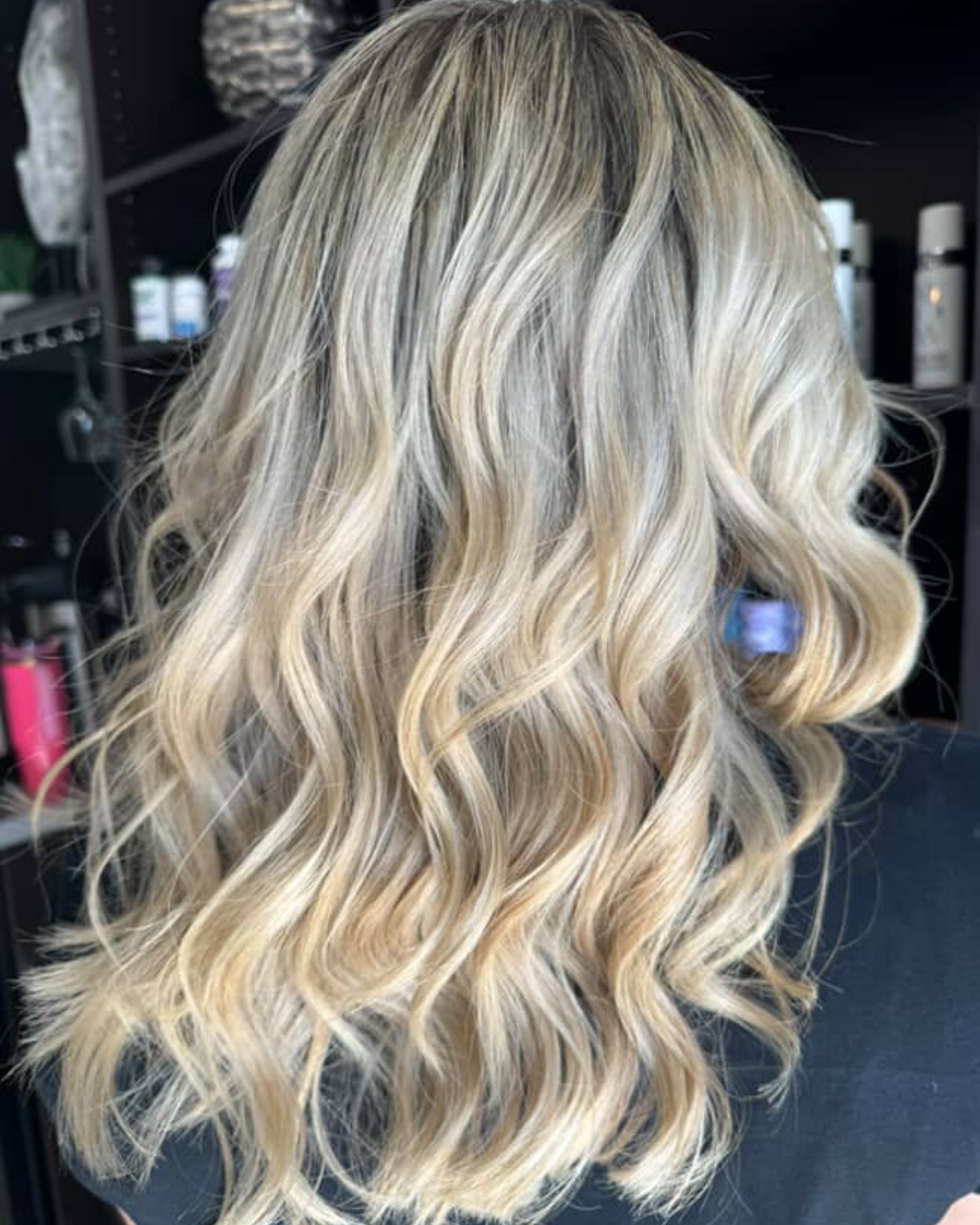 Transition your blonde to a brighter & blended root
📕Book with your stylist
@goddess_stylist1
#blondehair #dimensionalblonde #highlightsシ゚ #ranchocucamonga #ranchocucamongasalon #summerhair #inlandempiresalon #newstylist